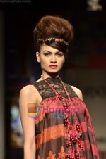 Model walks the ramp for Niki Mahajan show on Wills Lifestyle India Fashion Week 2011-Day 4 in Delhi on 9th April 2011 (112).JPG